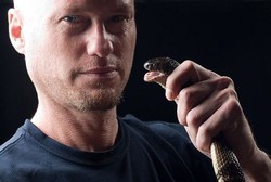 Demi Kebal Bisa Ular, Pria Ini Biarkan Tubuhnya Digigit Ular 100 Kali