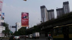 Agustinus Pemanjat Reklame Pondok Indah, Kibarkan Bendera Merah Putih