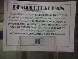 Selain Blokir Jl I Gusti Ngurah Rai, Warga Juga Bakar Halte TransJ