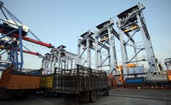 Dikejar Petugas, Perempuan Kopang Kabur Naik Sampan