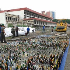 Ribuan Botol Miras dan 15 Kg Ganja Dimusnahkan di Kemayoran
