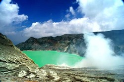 Hijau Toska Kawah Ijen Nan Cantik Jelita