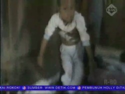 Kasih Ibu, Gendong Anak Meski Mengajar