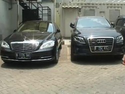 KPK Sita Mobil Mewah Akil