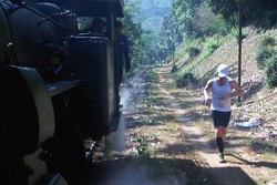 Adu Lari Unik Lawan Kereta Uap di Magelang