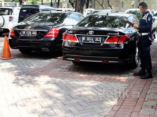 Tiga Mobil Mewah Milik Akil Mochtar Disita KPK