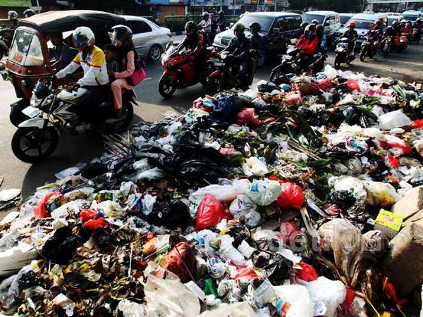 Tumpukan Sampah Ganggu Lalu Lintas