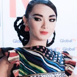 Ibunda Vicky dan Camel Petir Berseteru, Zaskia Hanya Tersenyum