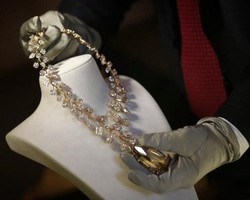 Penampakan Kalung Berlian Terbesar di Dunia