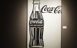 Lukisan Coca-Cola Buatan Andy Warhol Dilelang 692 Miliar Rupiah