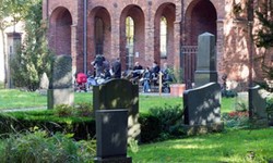 Mau Sensasi Unik? Ngopi Saja di Kafe Pemakaman Tua Ini