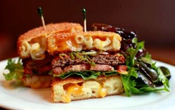 Macaroni Keju Jadi Pengganti Roti Burger di Restoran Ini