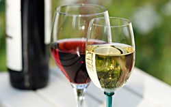 Orang Cenderung Lebih Banyak Menuangkan White Wine daripada Red Wine