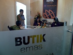Beli Emas Harga Pabrik, Ratusan Orang Antre di Kantor Pusat Antam