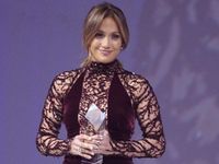 Anggun dan Menawan Jennifer Lopez