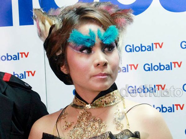 Alis Biru Nyentrik Momo Geisha