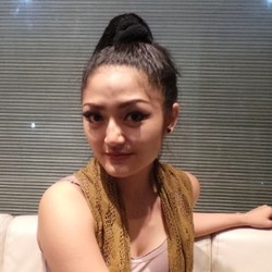 Tak Terbiasa Pakai Rok Mini, Siti Badriah Sempat Tiru Gaya Inul