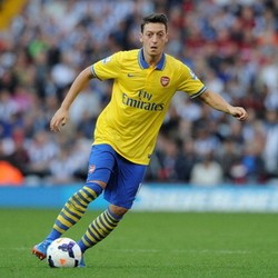 Bergkamp: Oezil Bisa Buat Perbedaan di Arsenal