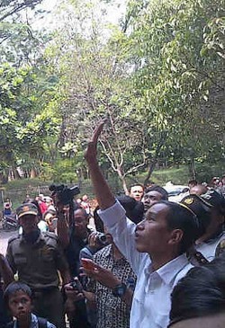 Jokowi Bujuk Agustinus Turun dari Baliho