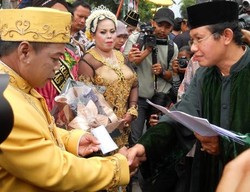 Meriahnya Pernikahan 16 Pasangan di Titik Nol Kilometer Yogya