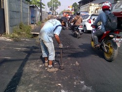 Berkah Pemulung Besi di Balik Penertiban di Jl Gusti Ngurah Rai