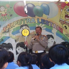 Kala Pak Polisi Jadi Guru TK