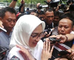  Usai Jenguk Suami, Airin Tinggalkan KPK dengan Mobil Hyundai