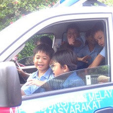 Pak Polisi Main Sulap dan Ajak Naik Mobil Patroli Saat Mengajar TK