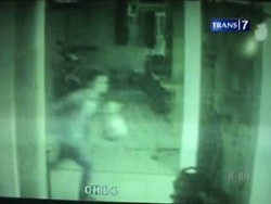 Pelaku Penyiraman Air Keras Terekam CCTV