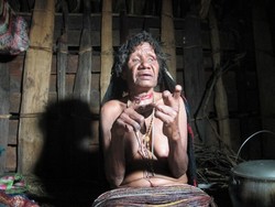 Indonesia & 6 Negara dengan Tradisi Aneh di Dunia