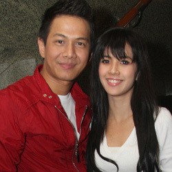 Belum Punya Momongan, Delon dan Yeslin Wang Nikmati Berduaan