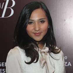 Dena Rachman Feminin dengan High Heels