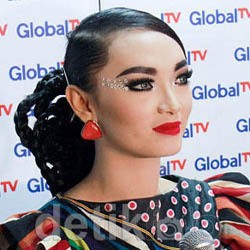 Beredar Foto Vicky dengan Bule, Zaskia Gotik: Itu Bukan Hal Baru