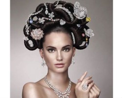 Ini Penampilan Rambut Saat Pakai Aksesori Rp 5,6 Triliun