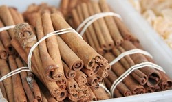 Gara-gara Tepung dan Kayu Manis, 140 Penerbangan Tertunda