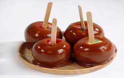 Yuk, Bikin Apel Lapis Karamel Lezat dengan Lima Tahap Ini!