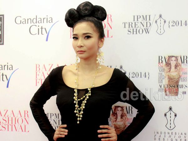 Mei Chan Dalam Balutan Dress Hitam