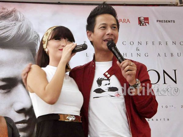 Zaskia Gotik Kini Digandeng Delon