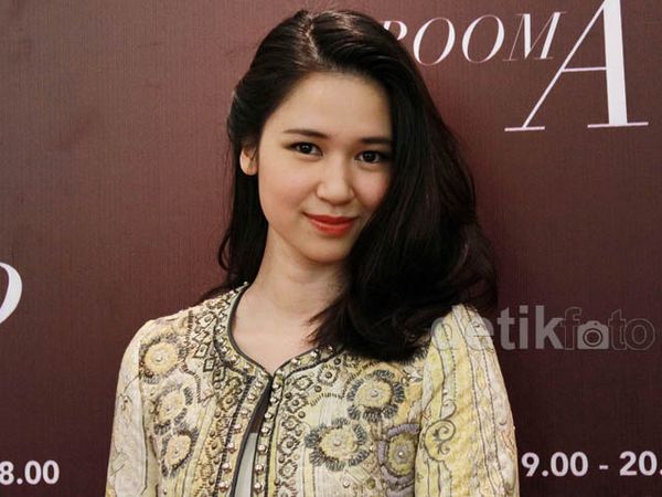 Senyuman si Cantik Laura Basuki