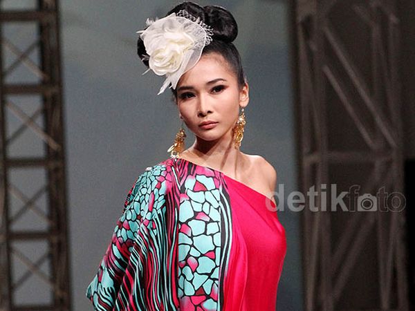 Lenggak-lenggok Mei Chan di Catwalk