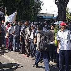 Ribuan Karyawan Pabrik Kertas Leces Kembali Turun ke Jalan