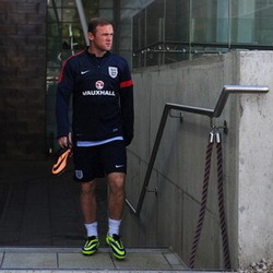 Rekor Sir Bobby Charlton dalam Bidikan Rooney