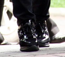 Sepatu Keren Ratu Atut Berlogo H