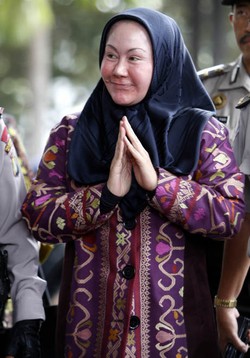 Senyum dan Salam Ratu Atut di Jumat Keramat KPK