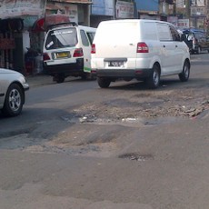 Antara Mobil Mewah Airin dan Jalan Rusak Serta Macet di Tangsel