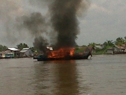 Kapal Pengangkut BBM Meledak dan Terbakar di Sungai Kapuas