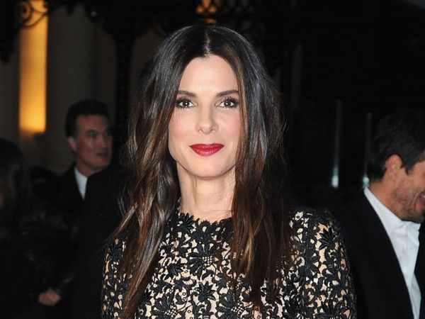 Berusia 49 Tahun, Sandra Bullock Tetap Mempesona