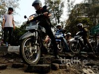 Nekat Putar Arah Meski Jalan Sedang Diperbaiki