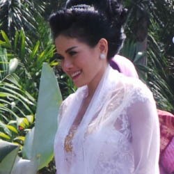 Nikita Mirzani Tetap Tampil Seksi di Pernikahannya