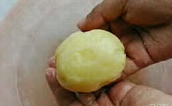 Agar Tetap Mulus, Kupas Kentang Rebus dengan Cara Ini